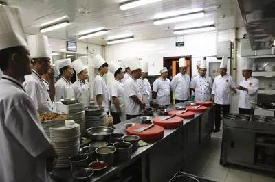 優秀廚師是如何開會的 餐飲管理的實踐智慧